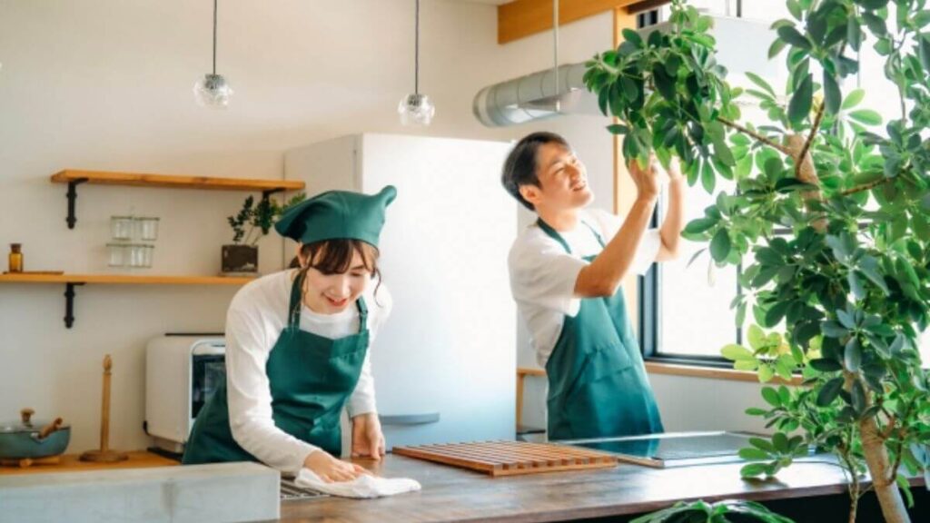 ハウスクリーニングを行う業者の男女