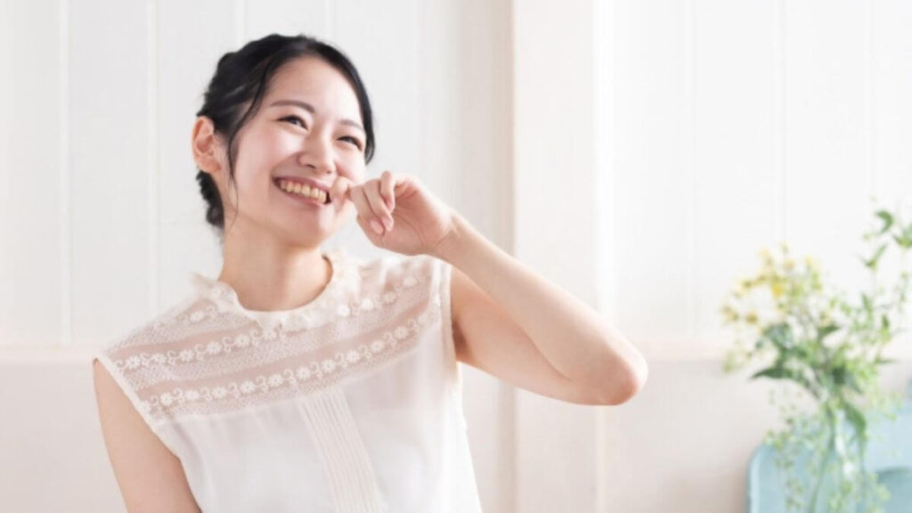 室内で喜ぶ若い女性