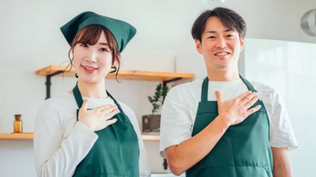自信を持った表情をするクリーニング業者の男女