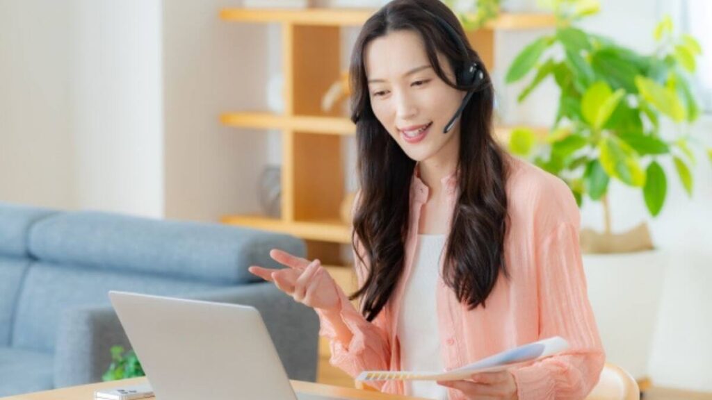 自宅で快適に仕事をする若い女性