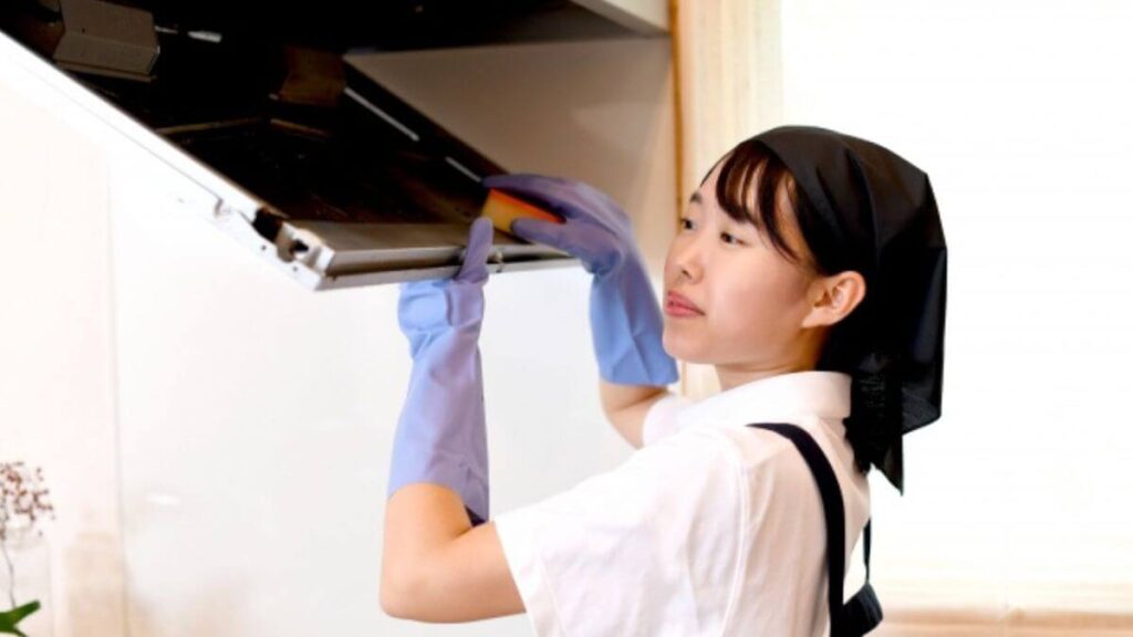 換気扇掃除をするハウスクリーニング業者の女性