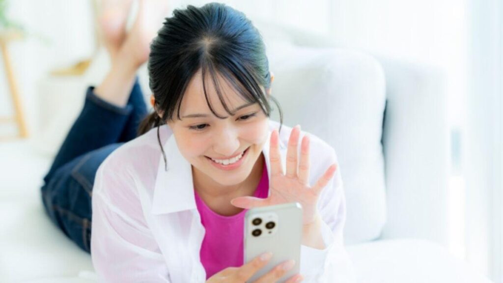 部屋で快適に過ごす若い女性