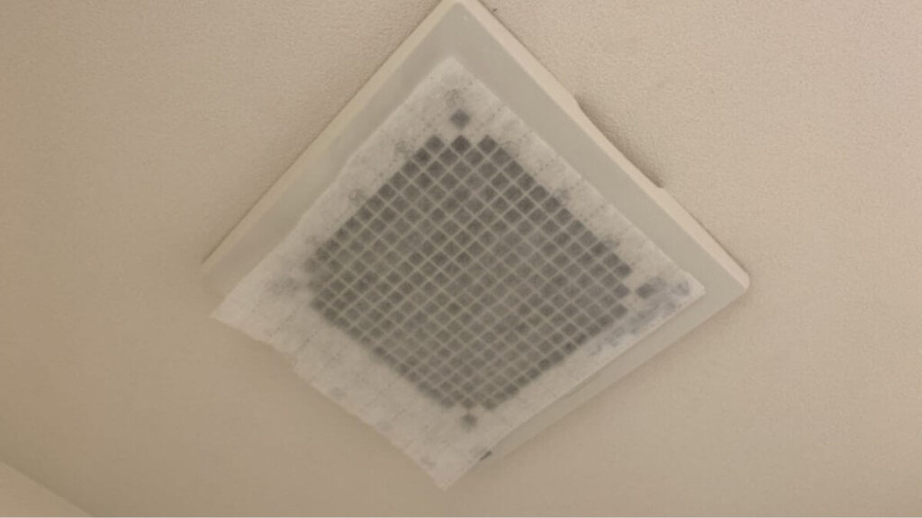 浴室の換気扇にカバーが設置されている様子