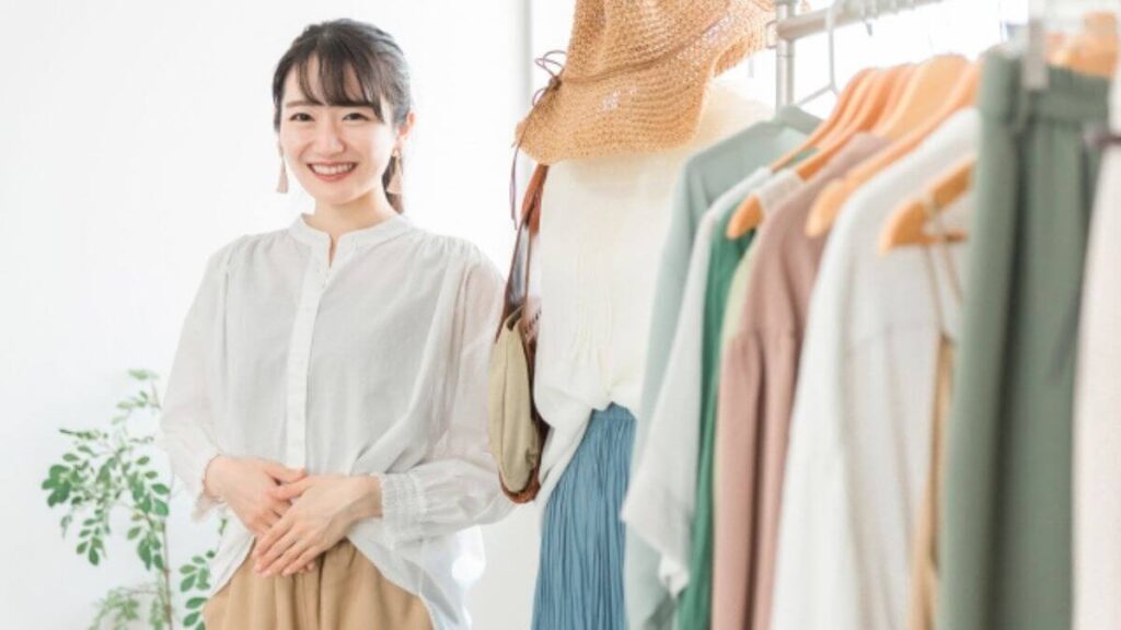 クローゼットで微笑む若い女性