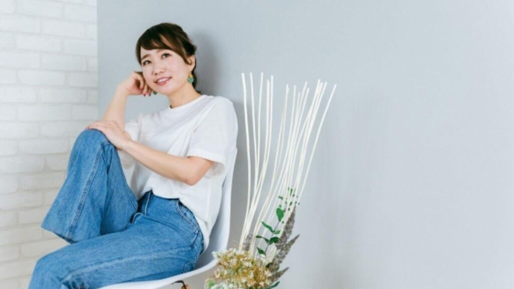 自宅の椅子でリラックスする若い女性