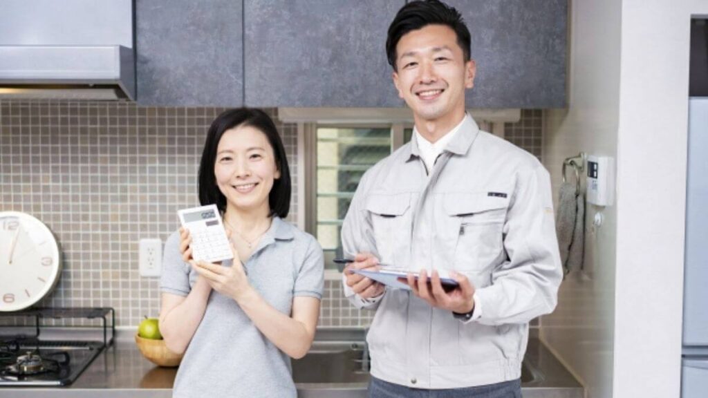 依頼人と笑顔で会話する作業着姿の男性