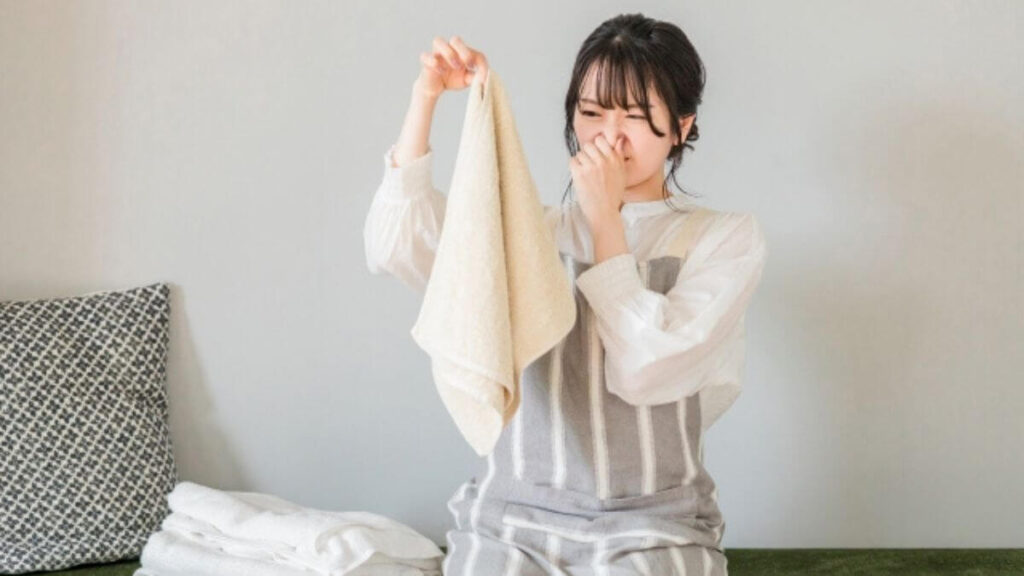 洗濯物の生乾きに臭さを感じる女性