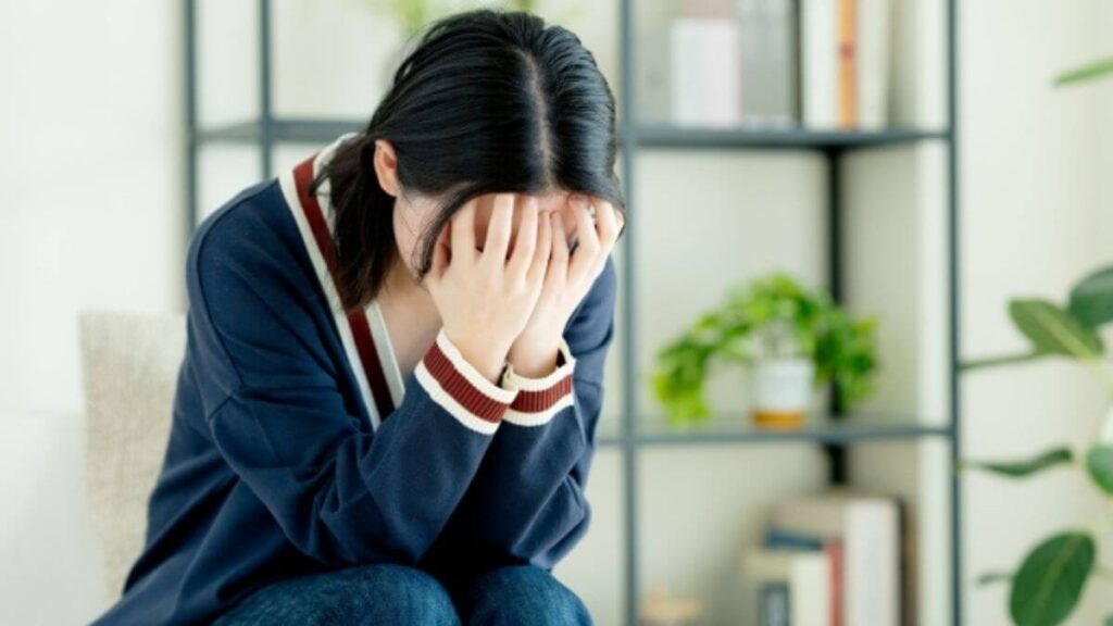 掃除を失敗し頭を抱える若い女性