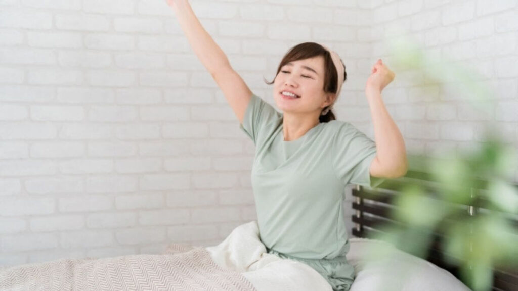 快適な環境が整い喜ぶ若い女性