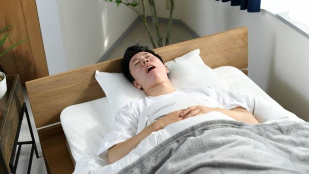 室内で苦しそうに眠る男性