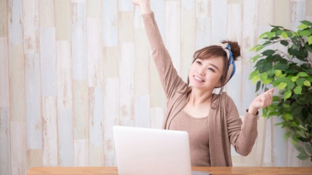 室内で快適に仕事をする若い女性