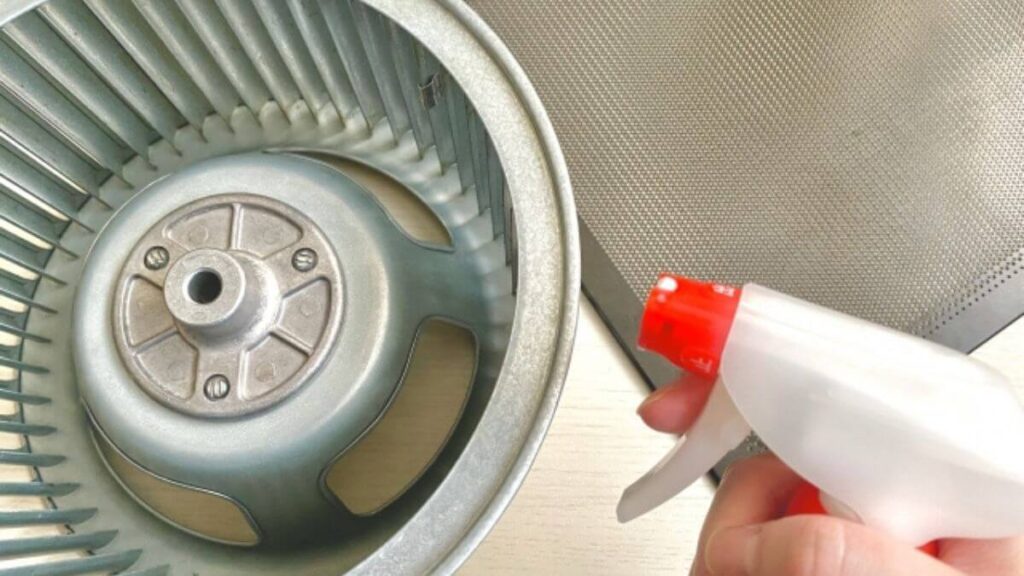 家庭での換気扇掃除の様子