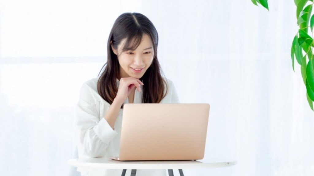 パソコンで情報を検索する若い主婦
