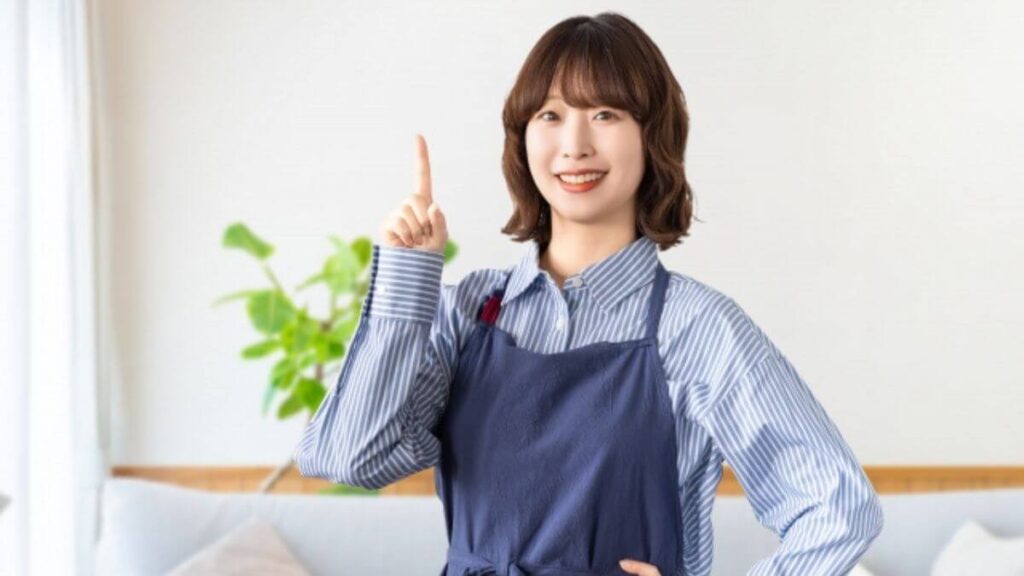 人差し指をあげ説明する若い女性