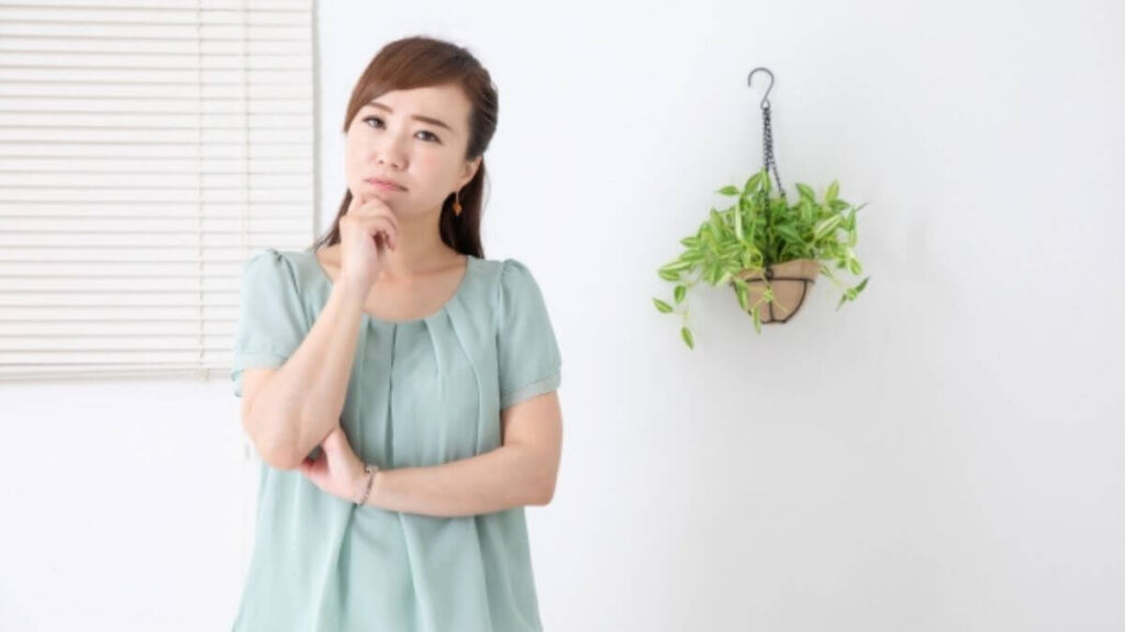腕を組み考える若い女性