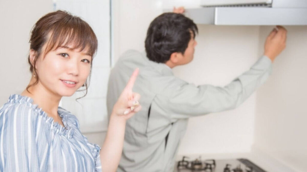 指をあげ説明する若い女性