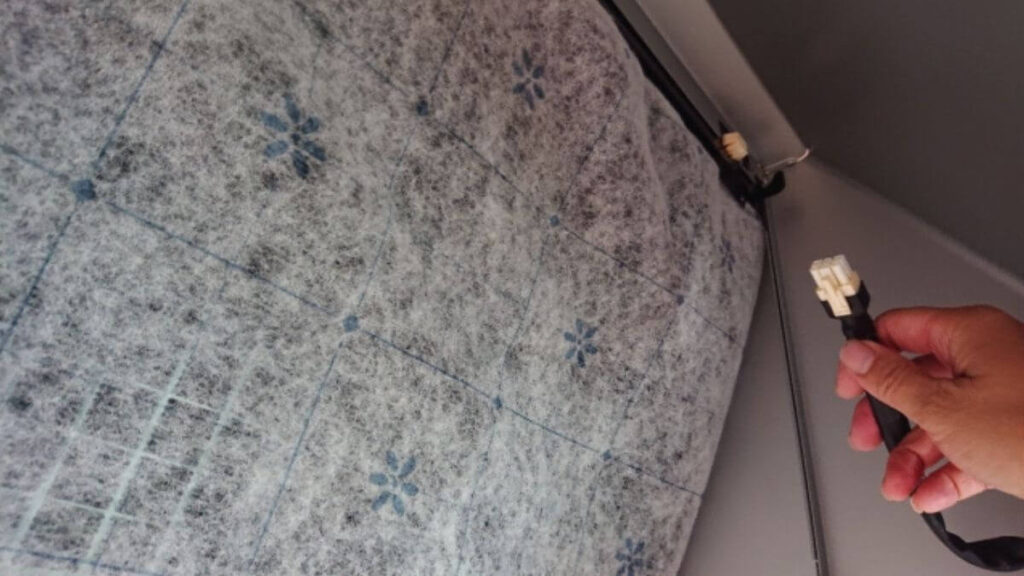 使い捨てフィルターの貼られたキッチンの換気扇
