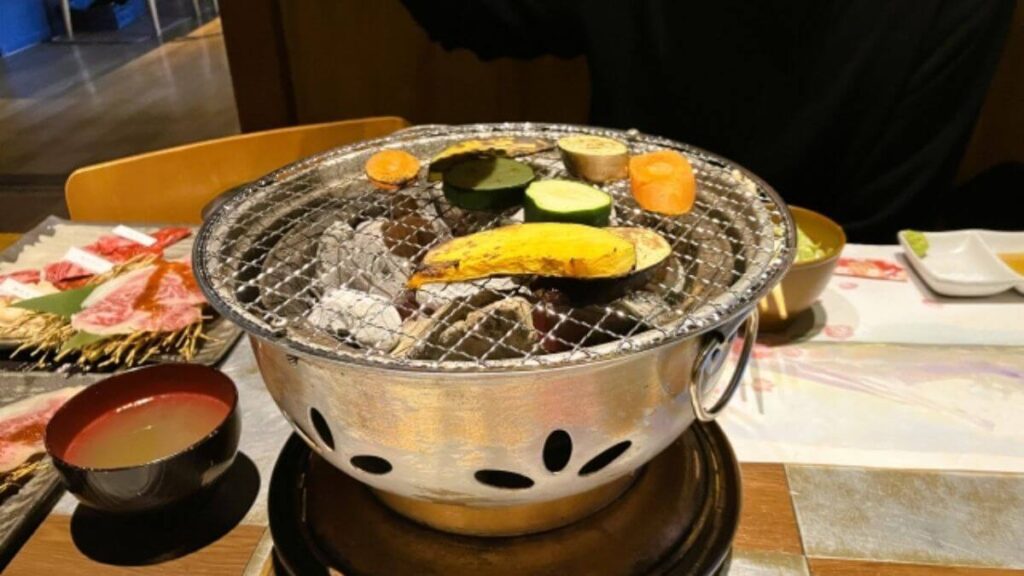 炭火で焼かれた肉や野菜