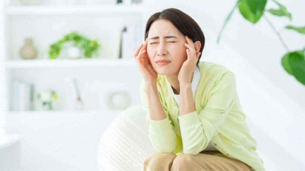 換気扇の交換に失敗し悩む女性