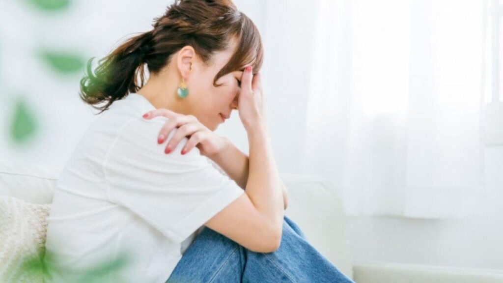 室内への虫の侵入に落ち込む若い女性
