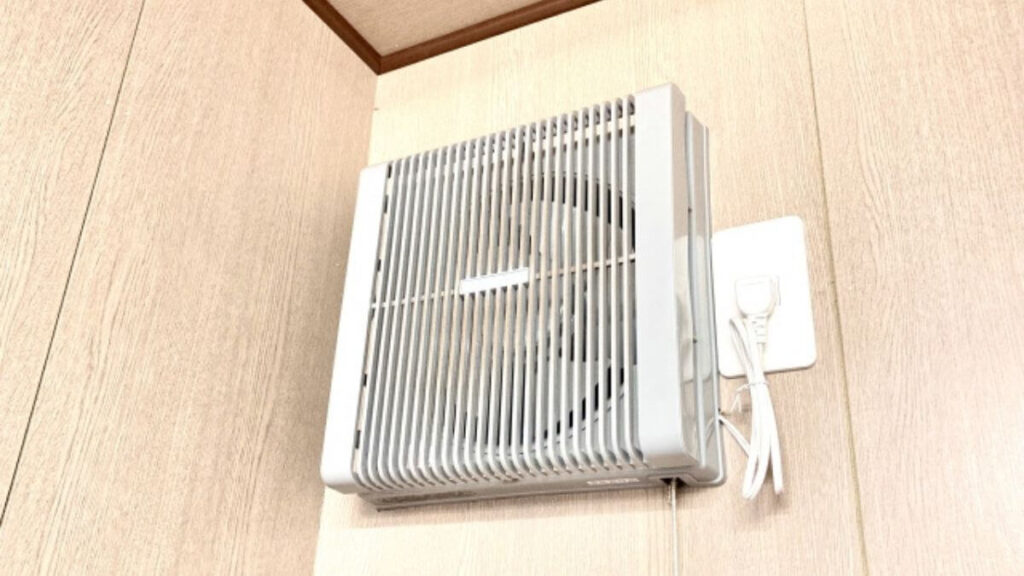 室内に取り付けられた古い換気扇