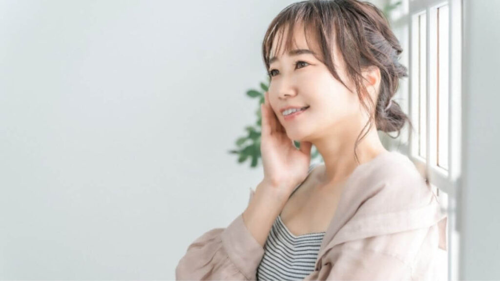 部屋でリラックスして過ごす若い女性