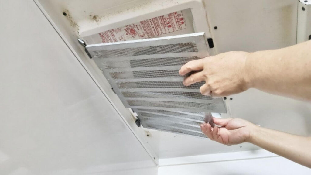 掃除のために分解される換気扇