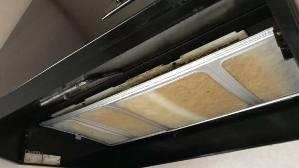 内部に油汚れがある換気扇