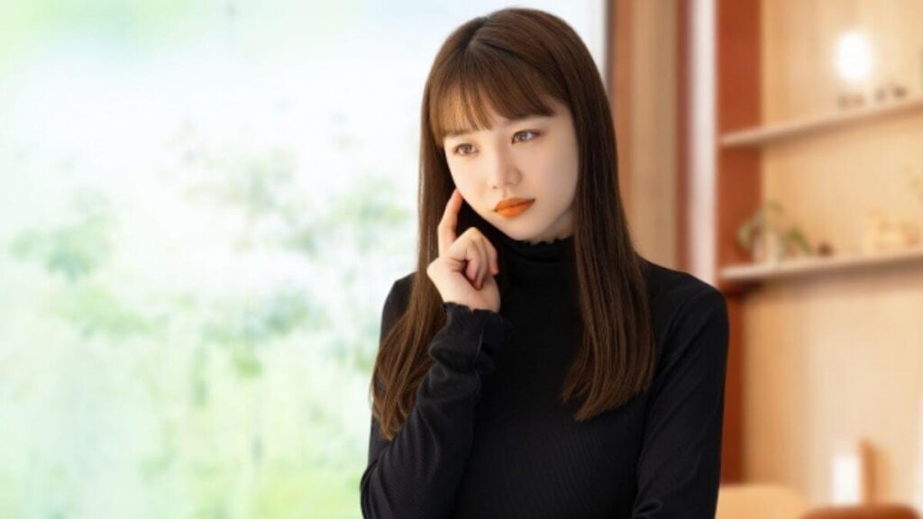 室内で疑問を感じる若い女性