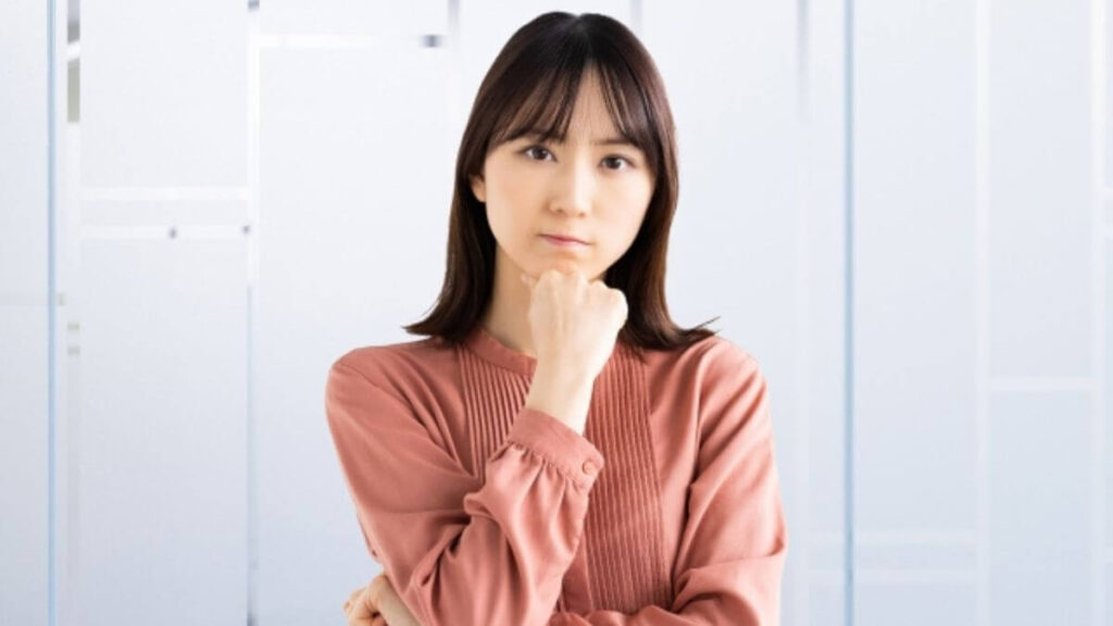 腕を組み考える若い女性