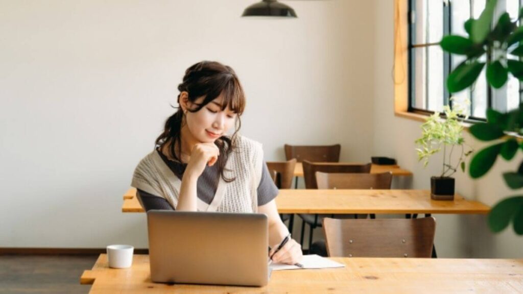 パソコンで情報を探す若い女性