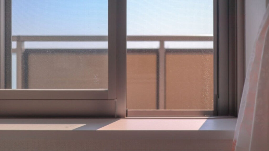部屋の窓を開け換気している様子