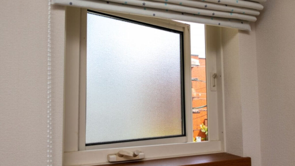 雨の日に窓を開けて換気する様子