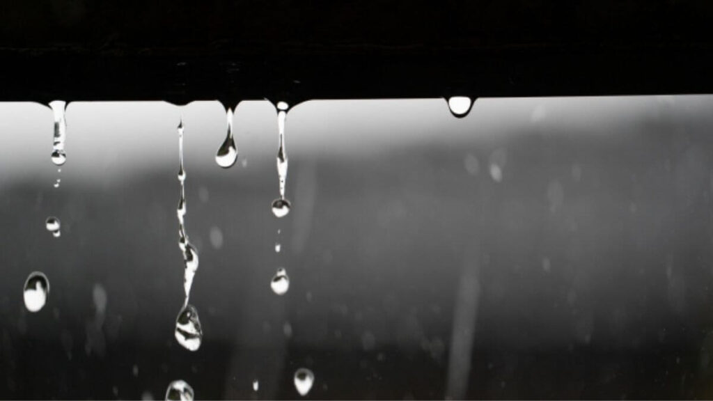 屋根から落ちる雨粒