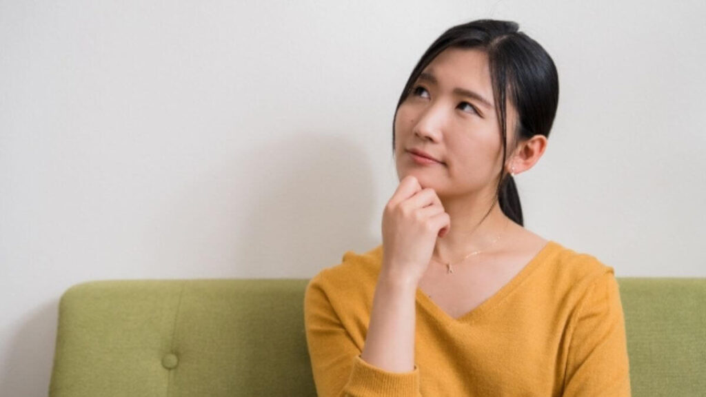 部屋で疑問を感じる若い女性