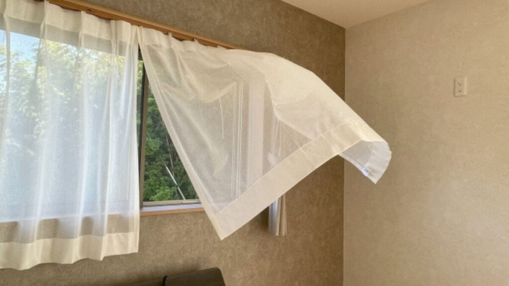 窓を開け換気している様子