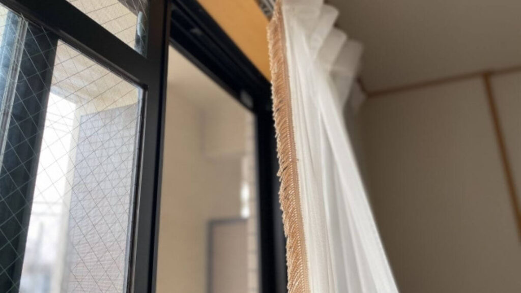 窓を開け換気をしている部屋