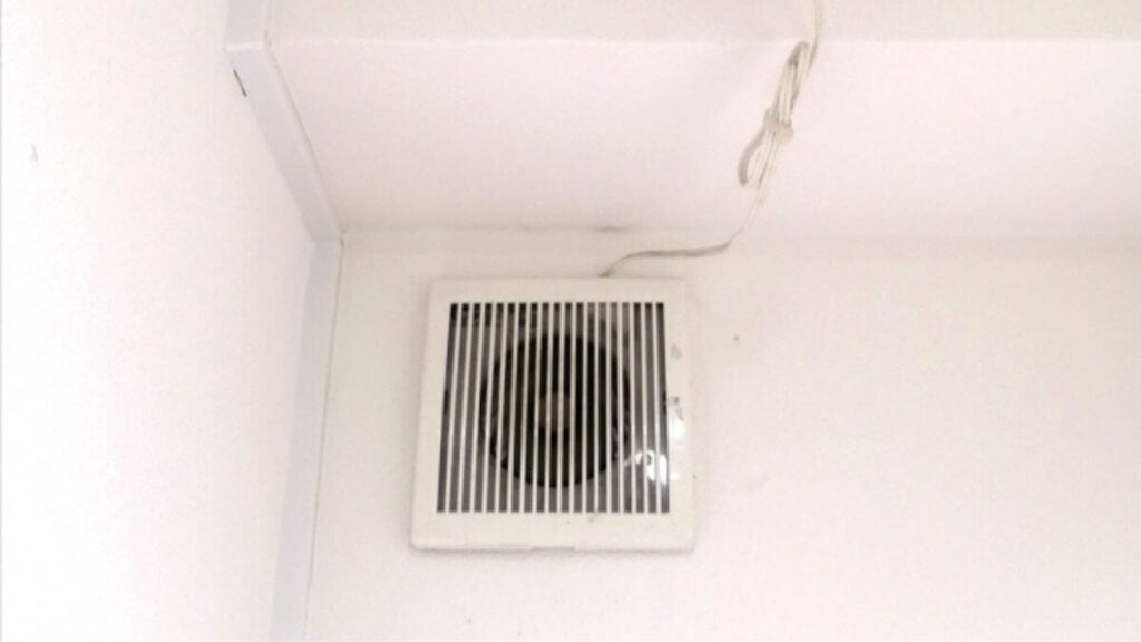 室内で稼働する型の古い換気扇