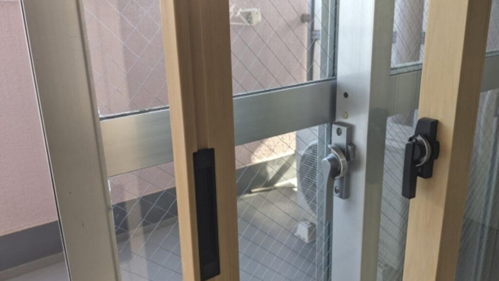 窓の断熱対策を行っている様子