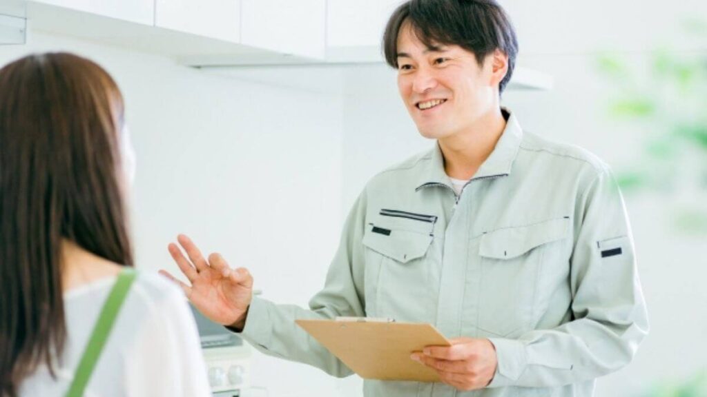笑顔でお客さんに説明をする業者の男性