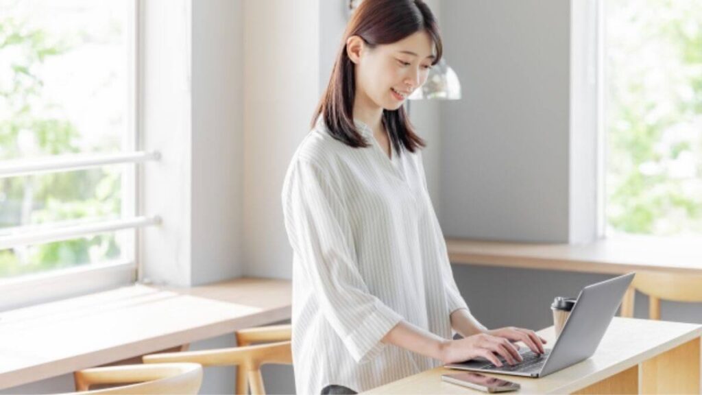 換気された部屋で快適に仕事をする女性