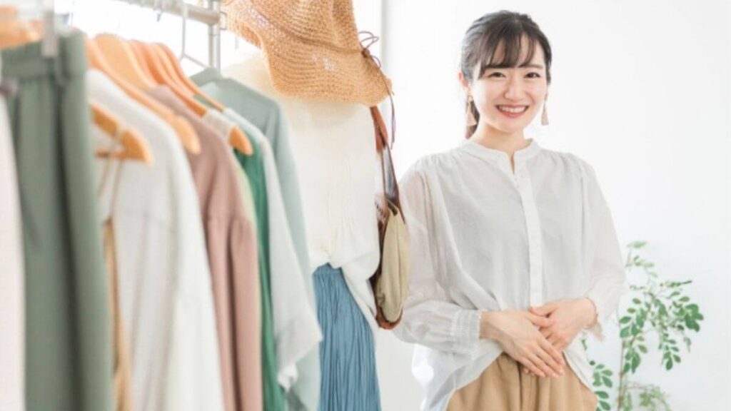 室内で笑顔で立つ若い女性