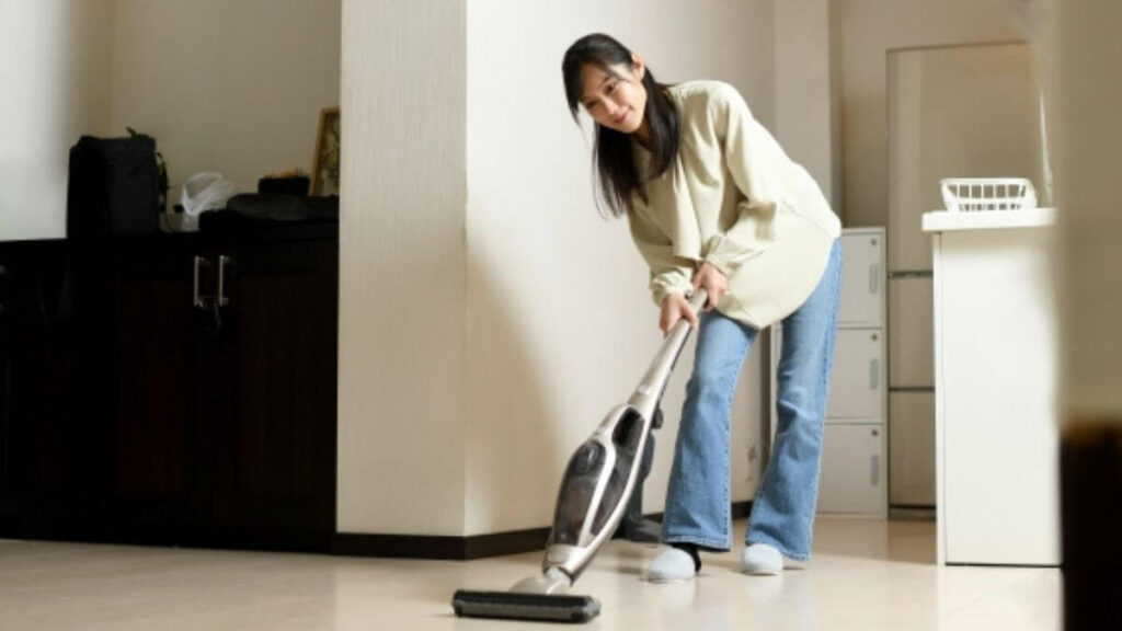 掃除機をかける若い主婦