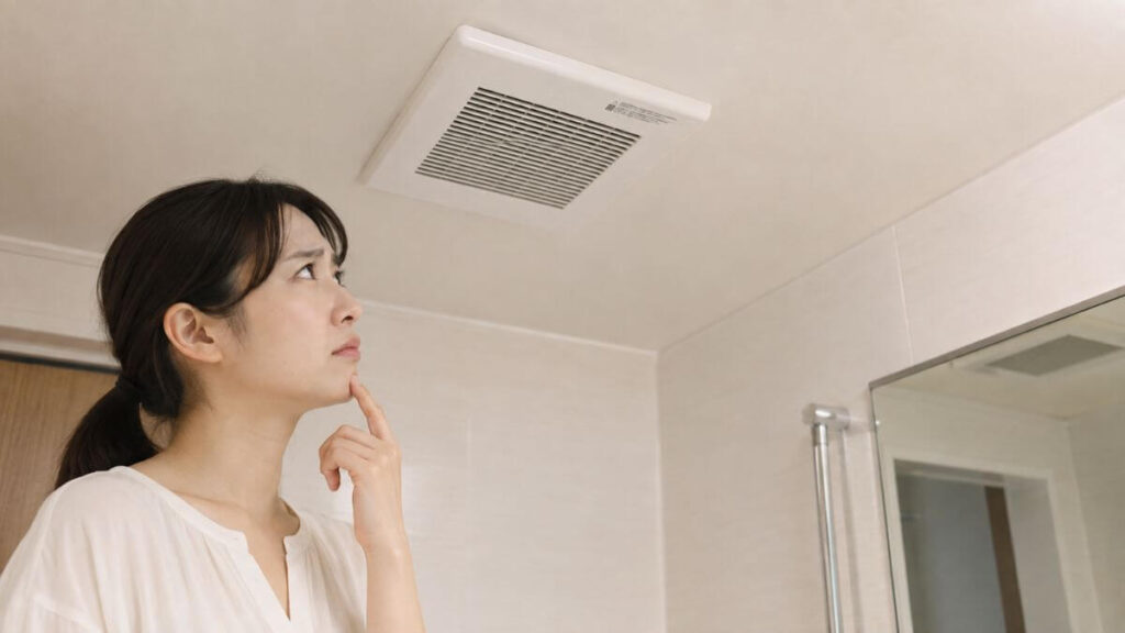 換気扇を見つめて考える主婦